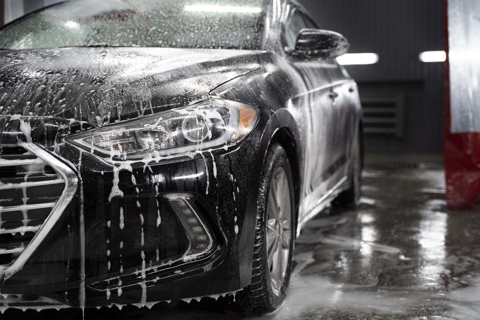 Coche negro brillante recién detallado en PolNet Detailing
